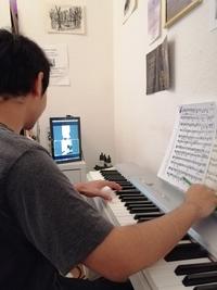Bild vergrern: Klavierpdagoge Danang Dirhamsyah beim Online-Unterricht