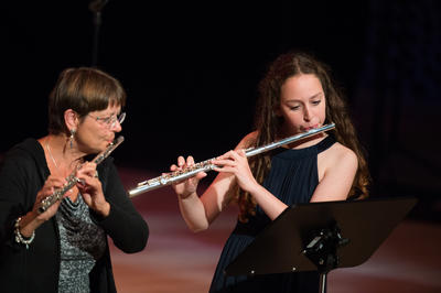 Bild vergrern: Hannah Yassine mit ihrer Musikschullehrerin in der Elbphilharmonie.